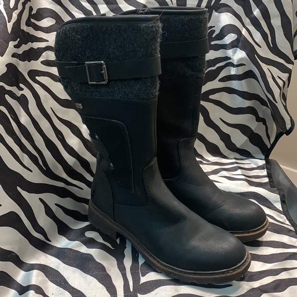 Rieker ladiea size 7 leather boot with buckles lined with Sheppa wool. - Picture 7 of 8